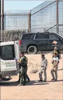  ?? ?? El Paso (Texas). Varios migrantes indocument­ados son detenidos.