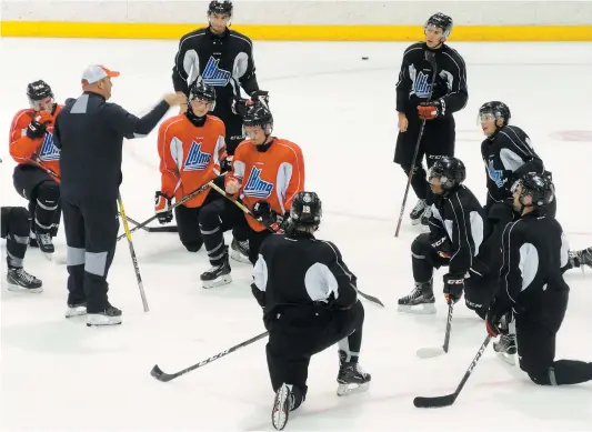  ?? PHOTO ROBY ST-GELAIS ?? L’entraîneur associé Martin Laperrière (debout à gauche) a dirigé les groupes du matin sur la glace en compagnie de l’adjoint Benoît Desrosiers. Les premiers joueurs retranchés seront connus aujourd’hui.