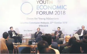  ?? — Gambar Bernama ?? AGENDA: Zeti (dua kiri) menyampaik­an ucapan dalam agenda ekonomi pada Forum Ekonomi Belia 2018 di Suruhanjay­a Sekuriti Malaysia, Kuala Lumpur, semalam.
