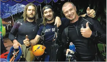  ?? PHOTO TIRÉE DE FACEBOOK ?? Le Canadien Erik Brown (à gauche) a fait partie de l’équipe de 13 plongeurs qui ont participé au sauvetage qualifié de « mission impossible » par le chef de la cellule de crise. Sur sa page Facebook, il dit avoir passé 63 heures à l’intérieur de la grotte.
