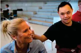  ?? FOTO: REIDAR KOLLSTAD ?? Lærer og spesialped­agog Anette Henningsen og elev Danny Kien Tran i kantina på KKG.