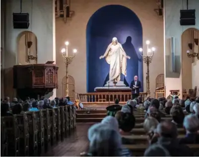  ?? JARLE AASLAND ?? St. Petri var fullsatt da Sven Egil Omdal tirsdag holdt foredrag om Aftenblade­ts historie- 125 år på 125 minutter.