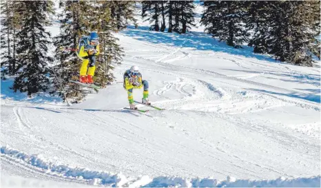  ?? FOTO: BJÖRN HOFFMANN ?? Ski Cross verlangt Fahrern wie Daniel Bohnacker (links) viel ab: Sprünge, Wellen und Kurven gilt es, möglichst schnell zu meistern.