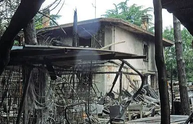  ?? (immagine a ?? Il 10 giugno del 2020 andava a fuoco una casa a Castagnole di Paese in provincia di Treviso