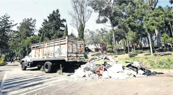  ??  ?? Los visitantes refieren que la presencia de unidades de limpieza es constante, lo que da mal aspecto al lugar. El delegado Fernando Mercado atribuye el problema de la basura a la falta de educación.