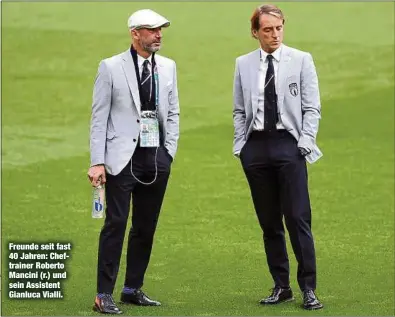  ??  ?? Freunde seit fast 40 Jahren: Cheftraine­r Roberto Mancini (r.) und sein Assistent Gianluca Vialli.