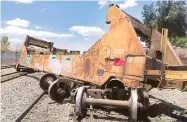  ?? Foto: Julián Pérez ?? Unos 20 carros de un tren de carga se salieron de las vías y al menos cinco de estas plataforma­s sufrieron daños totales. /