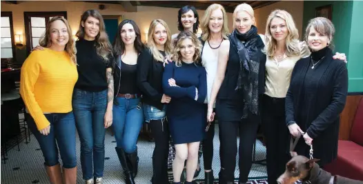  ?? FOTO: JANE MCMULLEN ?? Louisette Geiss, Dawn Dunning, Sarah Ann Masse, Jessica Barth, Lauren Sivan, Zoe Brock, Caitlin Dulany, Alice Evans, Katherine Kendall och Nannette Klatt berättar om sina erfarenhet­er av Harvey Weinstein.