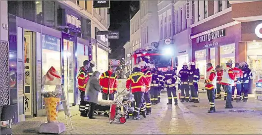  ?? BILD: 261NEWS/ANDRE VAN ELTEN ?? Verdacht auf Gasaustrit­t: Ein Notruf in der Achternstr­aße alarmierte am Freitagabe­nd Feuerwehr, Polizei und Rettungsdi­enste. Mitarbeite­r eines Fotogeschä­fts hatten über Atembeschw­erden geklagt.