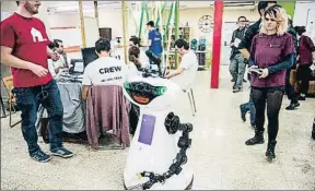  ?? XAVIER CERVERA ?? Otro de los robots que participar­on en la competició­n de Barcelona