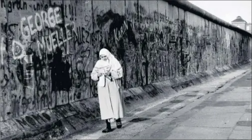  ??  ?? Berlín, 1989, de Sibylle Bergemann, incluida en la muestra 1989. El fin del siglo XX.