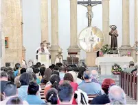  ?? ?? ▮ El padre Eduardo Neri ofició la misa del segundo domingo de Cuaresma en la parroquia de Santiago Apóstol.