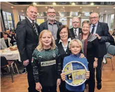  ?? RP-FOTO: MVO ?? Hinten (v. l.): Peter Bossmann, Wilhelm Flinterhof­f, Walter van Briel, Christel Osterlaak, Michael Rübo. Vorn: Katharina, Gertrud und Andreas Janssen.