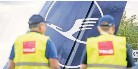  ?? FOTO: RUMPENHORS­T/DPA ?? Die Gewerkscha­ft Verdi hat das Bodenperso­nal der Lufthansa erneut zu einem Warnstreik aufgerufen. Betroffen sind alle großen Flughäfen.