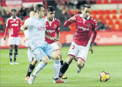  ?? FOTO: VICENÇ LLURBA ?? El Gimnàstic de Tarragona vio ayer como el Zaragoza, un rival directo en la lucha por la salvación, se llevaba los tres puntos