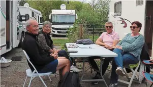  ?? | PHOTO : OUEST-FRANCE ?? Roselyne, Joël (à droite) et Monique et Philippe (à gauche), Sarthois, deviennent fidèles de la Rando Muco à Belle-Isle-en-Terre.
hâte de donner le départ. » Ce sera pour ce dimanche, de bon matin.