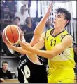  ?? BILD: MEYER ?? Moritz Treydel (am Ball) kam im JBBL-Spiel gegen die Carbon BaKketK auf 11 Punkte und 15 ReboundK.