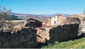  ??  ?? ► Vista del pueblo de Sarnago, en la comarca de Tierras Altas de Soria.