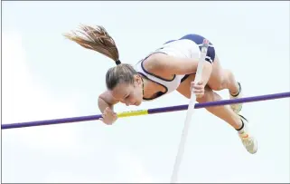  ?? KEITH BIRMINGHAM – STAFF PHOTOGRAPH­ER ?? Vista Murrieta’s Aspen Fears won the girls pole vault at the CIF-SS Masters Meet with a county record of 13-3.