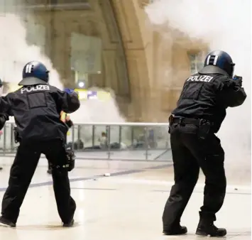  ?? Foto: Sebastian Willnow, dpa ?? Möglichst authentisc­h soll die Szenerie sein, wenn Spezialein­heiten der Polizei den Anti Terror Einsatz simulieren. Wie auf un serem Bild, bei einer Übung auf dem Leipziger Hauptbahnh­of.