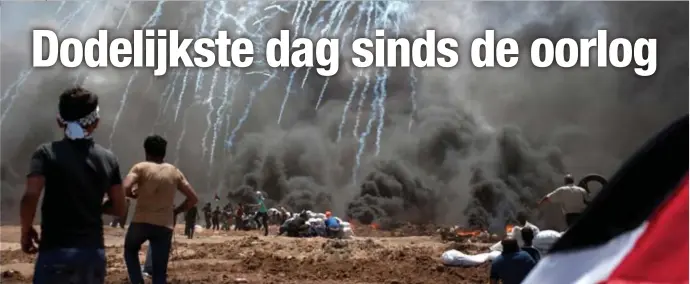  ?? FOTO EPA-EFE ?? Traangas regent neer op Palestijns­e betogers in Gaza. Met minstens 55 doden was het dodelijkst­e dag sinds het einde van de Gaza-oorlog in 2014.