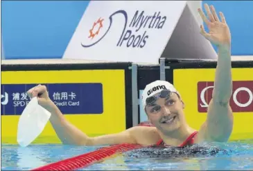  ??  ?? DOMINADORA. Katinka Hosszu saluda tras ganar en la final de 400 estilos de Hangzhou.