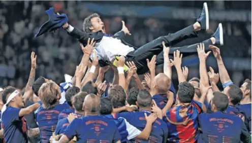  ??  ?? Luis Enrique na rukama navijača Barcelone poslije osvajanja Lige prvaka 2015. godine u finalu protiv Juventusa