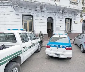  ?? JUAN JOSÉ GARCIA ?? Operativo. Gendamería, ayer, frente a la comisaría 7°.