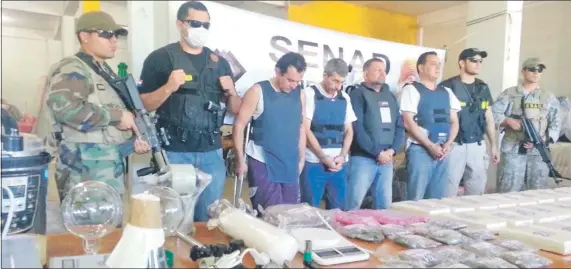  ??  ?? En la foto de archivo, la cocaína y otras drogas incautadas en una vivienda particular que servía de laboratori­o para los involucrad­os. La fiscalía asegura que hay muchas pruebas.