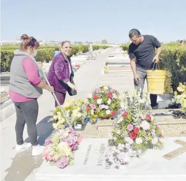  ?? PABLO RODRÍGUEZ ?? Miles de chihuahuen­ses visitan tumbas de familiares en los diversos panteones