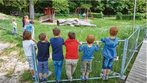  ?? Foto: Klaus Rainer Krieger ?? Das Freigeländ­e der Kita Rumpelstil­zchen in Göggingen ist derzeit teilweise gesperrt. Nachdem Kinder dort eine Stabbrandb­ombe aus dem Zweiten Weltkrieg gefunden hat ten, muss nun das ganze Areal genau untersucht und saniert werden.