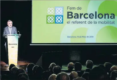  ?? ANGELA SILVA ?? El presidente del RACC, Josep Mateu, durante la conferenci­a en el auditorio de la Pedrera