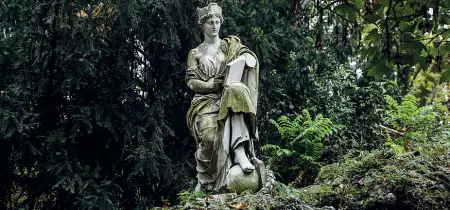  ?? (Lapresse/Furlan) ?? Porta Venezia La statua dell’«Italia turrita» ai Giardini Montanelli venne deturpata un anno fa da alcuni vandali