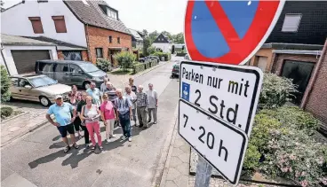  ??  ?? Von 7 bis 20 Uhr müssen Auswärtige eine Parkscheib­e ins Auto legen. Die Anwohner aber fordern, dass die Regelung ausgedehnt wird, weil die Straßen vor allem abends und nachts zugeparkt sind.