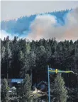  ?? FOTO: DPA ?? Weißer Qualm zieht über die weiten schwedisch­en Wälder. Es brennt im ganzen Land.