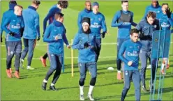  ??  ?? SIN MBAPPÉ. Neymar (con gorro) será titular con Cavani y Di María.