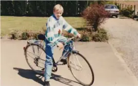  ?? FOTO RR ?? Jorgen Hendrikx op de dag van zijn plechtige communie. Met de fiets die hij toen kreeg, verongeluk­te hij goed vier jaar later.