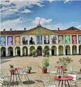  ?? ?? La città Piazza Ottinetti a Ivrea «vestita» di cultura