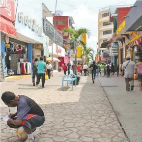  ?? Foto: Rubén Zúñiga ?? Comercios del centro de Tapachula reportan atraso en el arribo de mercancías no perecedera­s.