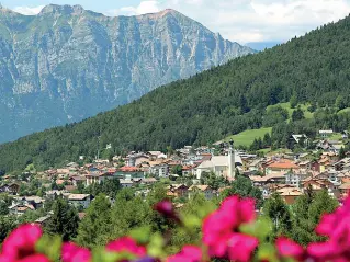  ??  ?? Montagna IFolgaria, circondata dalle cime. Domenica la comunità dell’altopiano sarà chiamata a scegliere il sindaco