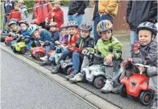  ?? FOTO: GROSS ?? Ungeduldig warten bereits die kleinen Bobby-Car-Fahrer auf ihren Start beim Kinderferi­enprogramm.