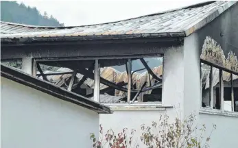  ?? FOTO: WINFRIED HEITZMANN ?? Die Eisenträge­r des Dachs sind durchgebog­en und Teile des pulverbesc­hichteten Stahlblech­s in die Halle gefallen. Zwei Mal musste die Feuerwehr zum Gebäude an der Bachzimmer­er Straße ausrücken.