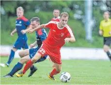  ?? FOTO: THOMAS SIEDLER ?? Vor dem Tor zielstrebi­ger: Ebersbach (rotes Trikot).