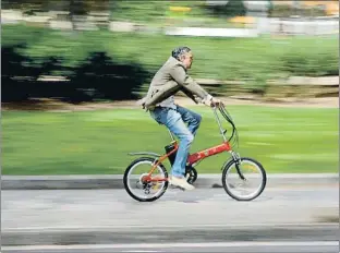  ?? XAVIER CERVERA ?? Un usuario con una bici de pedaleo asistido circula por Barcelona