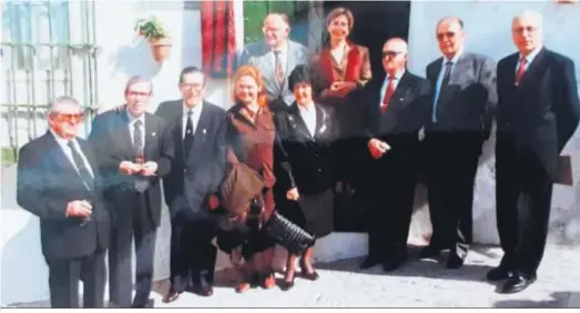  ??  ?? Eduarda Vázquez (en el centro con un bolso) y a su lado, la autora del artículo, Blanca Flores. En la imagen, tomada en 1997, aparecen Antonio Luis Baena, Carlos y Antonio Murciiano, Juan de Dios Ruiz Copete, José Antonio Hernández, Aurelio Sánchez Mariscal, Cristóbal Romero y Carmen García Tejera