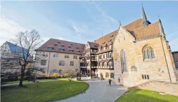  ??  ?? Der Fürstenbau und die Kapelle der Veste Coburg: Die Burg wurde erstmals 1056 urkundlich erwähnt. Heute beherbergt die Burganlage die Kunstsamml­ungen der Veste Coburg.