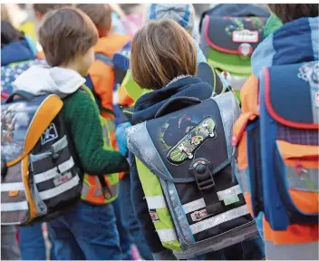  ?? FOTO: ARNE DEDERT/DPA ?? Der erste Schultag wird für Eltern teuer. Fast 240 Euro geben sie im Durchschni­tt für die Ausstattun­g des Schulranze­ns und der Schultüte ihrer Kinder aus.