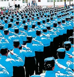  ?? FOTO: EL HERALDO ?? A las filas de la Policía Nacional estarían regresando al menos 2,500 de los 6,000 policías depurados durante los últimos seis años.