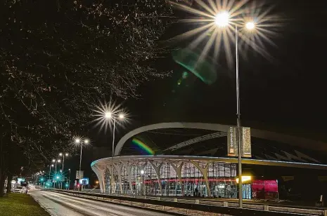  ?? Foto: THMP ?? Příliš světla Míra světelného znečištění má prokazatel­ný vliv na lidské zdraví. Přílišná zář z ulice lidem zhoršuje kvalitu spánku, což může vést k únavě či nespavosti, ale i ke vzniku duševních chorob.