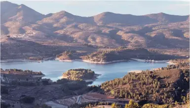  ?? Foto: Ángel García ?? Der Stausee von Beniarrés in Alicante Ende Januar weit unter seiner Kapazität.